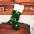 Calza di Natale in velluto verde con fiocchi dorati e peluche bianco sul camino - Verde Stampa Oro
