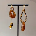 Détail de boucles d'oreilles ethniques tissées avec résine ambrée et perles d'oeil de tigre - 7# Tige en Argent - Café (Œil de Tigre Asymétrique)