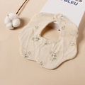 Detailopname van een 6-laags bloemen baby-slabbetje van katoenen gaas met drukknoop - Beige Kleine Bloem