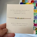 Pulsera de deseos trenzada marrón hecha a mano con cuentas de colores en tarjeta - Cuentas Coloridas Cordón Marrón de Deseos