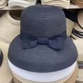 Detalle de un sombrero de sol negro trenzado con un lazo de cinta decorativo a juego - Estilo Lazo / Negro