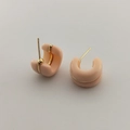 Eleganti orecchini a C con intarsio in smalto rosa tenue e bordi in metallo dorato lucido - Rosa