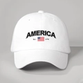 Primer plano del bordado America 1776 en gorra de béisbol de algodón blanco - Ajustable / Blanco