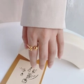 Minimalistischer offener Goldring mit asymmetrischem Kugeldesign an der Hand des Models - US 6 / Gold