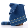 Asciugamano di cotone blu scuro assorbente con strisce gialle in una vista arrotolata - Cerchio in Filo d'Oro Blu