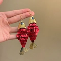 Pendientes de borla exagerados en forma de pez con acabado dorado y ojo malvado - Gancho Dorado - Escamas de Pez Rojas
