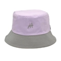 Dettaglio del cappello a secchiello in cotone con patchwork viola e grigio e logo ricamato - M (56-58cm) / Viola Taro + Grigio