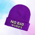 Détail de la broderie No Bad Vibes sur un bonnet en maille violet de haute qualité - Taille unique / Violet foncé