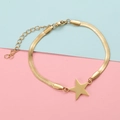 Primer plano de pulsera de cadena de serpiente dorada con dije de estrella sobre fondo plano - Chapado en Oro 18K