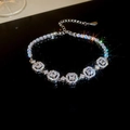 Dettaglio del bracciale tennis in argento con zirconi e catena regolabile su fondo scuro - Bracciale-Diamante Bianco