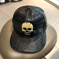 Schwarze Schlangen-PU-Leder-Basecap mit flachem Schirm und goldener Strass-Totenkopf-Verzierung - Schwarz - Gold Totenkopf