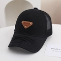 Dettaglio del cappellino mesh nero con patch triangolare e texture dell'orlo usurata - Etichetta Triangolare (Nero)