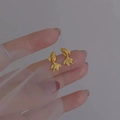 Detailansicht goldener Goldfisch-Ohrstecker mit elegantem weißem, durchsichtigem Schleier - 11# Exquisite 3D Goldfisch Koi Ohrstecker-Gold (WE2482)