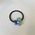 Elastic hair tie with gradient resin petal flower and pearl on a white background - Green Iridescent