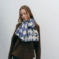 Sciarpa in maglia a rombi blu e bianchi indossata da una modella per l'inverno - Blu & Bianco