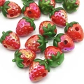 Détail macro de perles fraises en acrylique rouge brillant avec feuilles pour bijoux - Rouge Solide