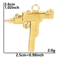 Dettaglio macro del ciondolo a pistola placcato oro 18k con dimensioni 2,5cm x 2,6cm - Ciondolo Singolo (Oro) / Oro