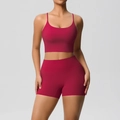 Détail d'un ensemble de yoga bordeaux avec brassière sans bretelles et short taille haute - S / Haut Et Bas / Carmin