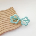 Lunettes de soleil enfant fleur bleu menthe sur un plateau en bois ondulé - Cadre Unique / Vert