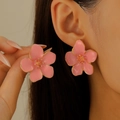 Elegante rosa Emaille Blumenstecker mit Goldrand von einem Model bei warmem Licht - KC Gold Rosa (11720)