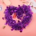 Dettaglio della ghirlanda festiva viola con stelle e cuori su sfondo rosa - 2 Metri Per Pezzo / Viola Stella