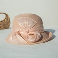 Chapeau de soleil rose en paille avec grand nœud en soie et détails de perles de luxe - Réglable / Rose Foncé
