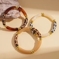 Details des 3er-Sets aus Leoparden- und Bernstein-Resin-Armbändern mit Goldperlen - Kaffee (3-teiliges Set)