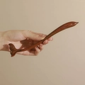 Palillo para el pelo de madera de sándalo con forma de ballena para masaje y peinado - Delfín (Madera de Cebrano)