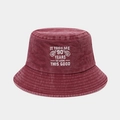 Dettaglio cappello a secchiello bordeaux in cotone lavato con ricamo per il 90° compleanno - 90° Compleanno Borgogna