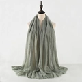 Sciarpa da donna in cotone e lino verde grigio con texture stropicciata e frange - Verde Grigastro