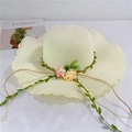 Détail du chapeau de paille avec bord ondulé et fleurs de roses roses et jaunes décorées - M (56-58cm) / Blanc Cassé