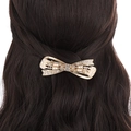 Fermaglio a fiocco dorato con perle bianche e strass su capelli castani mossi - Fiocco con Nappine di Perle