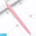 Stylo bille rétractable avec corps rose et clip doré sur fond quadrillé blanc - Pointe Balle 1,0 mm / Rose poudré