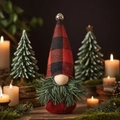 Dettaglio di gnomi di Natale con cappelli a scacchi in una calda scena festiva a lume di candela - Gnomo dell'Albero a Quadri Rosso e Nero