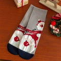 Graue Weihnachtssocken mit Weihnachtsmann-Muster und blauem Zehenteil auf Holztisch - Größe 35-39 / Hellgrau Weihnachtsmann