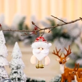 Dettaglio di Babbo Natale in peluche con cappello a quadri e campane sull'albero - Stile Babbo Natale