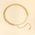 Dettaglio della cintura a catena dorata con chiusura regolabile e piccolo pendente a sfera - Taglia unica/100cm / Oro