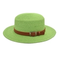 Vista detallada de un sombrero de paja verde claro con cinturón marrón de cuero sintético - M / Verde Fruta