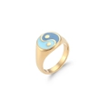 Dettaglio macro dell'anello placcato oro 18K con design Yin Yang in smalto blu - US 6 / Blu Profondo/Blu Chiaro