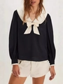 Detail van de witte strik en contrasterende matrozenkraag op een zwarte chiffon top met lange mouwen - S / Zwart