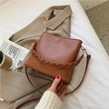 Borsa a secchiello in pelle PU marrone con manico intrecciato e tracolla rimovibile - Marrone