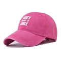 Detalle de gorra de algodón lavado rosa con texto blanco Don't Forget To Smile - Ajustable / Rosa rojo
