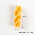 Realistische gele spiraal snack voedsel model hanger, 4cm lengte en gewicht van 1,8g - Pasta