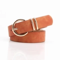 Klassieke nubuck lederen damesriem in bruin met een stijlvolle gouden ronde gesp - camel