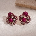 Dettaglio macro di orecchini vintage bordeaux con perle e accenti di cristallo lucido - Perno in Argento - Rosso Rosa