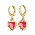 Vue détaillée de boucles d'oreilles cœur avec pierres rouges facettées et créoles dorées - Rouge