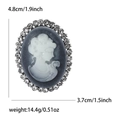Dimensioni dettagliate della spilla cammeo vintage con strass: altezza 4,8 cm e larghezza 3,7 cm - Tonalità Argento 1101-SL