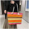 Dettaglio della borsa tote in tela a righe colorate con manici in corda e stile etnico - Strisce Orizzontali Vacanza Multicolore
