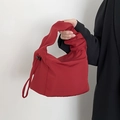 Sac baguette rouge minimaliste en nylon froncé avec cordon de serrage sur le côté - Bordeaux