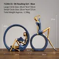 Statua di ragazza yoga in resina blu e oro, set decorativo nordico su legno scuro - Set di 2 Ragazze Yoga Che Leggono Blu Oro (7130A-01)